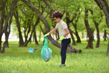 Recycle waste litter rubbish garbage trash junk clean training. Nature cleaning, volunteer ecology...