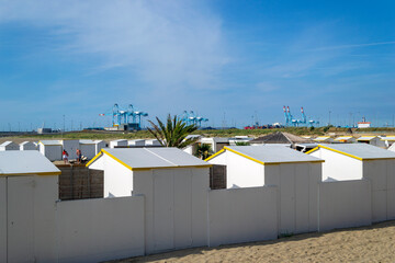 Cabanes de plage de Zeebruges, port de Bruges-Zeebruges et son terminal de porte-conteneurs 