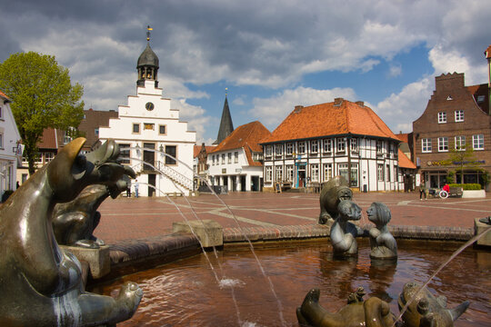 Marktplatz mit Fachwerk und Brunnen in Lingen (Ems)  (Innenstadt )Germany