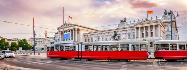 Parlament Wien mit Strassenbahn im Vordergrund, Wien, Österreich 