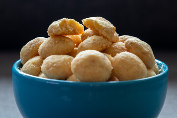 Salgadinho de queijo caseiro.