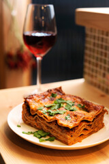 ラザニアと赤ワイン　ラザーニャ　レストランの料理　