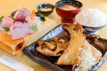 刺身と焼き魚の定食
