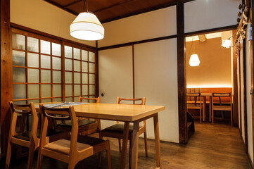 一軒家をリノベーションしたレストランのテーブル席