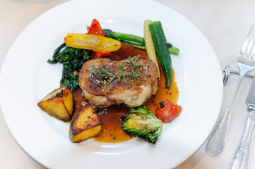 レストランの肉料理　メインディッシュ