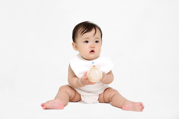 白背景でお座りする女の子の赤ちゃん 成長 健康 元気 育児イメージ Poster Chikala