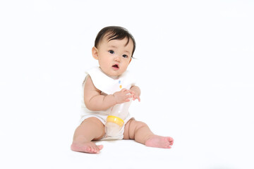 白背景でお座りする女の子の赤ちゃん 成長 健康 元気 育児イメージ Poster Chikala