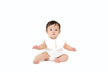 白背景で座り正面を向くカメラ目線の女の子の赤ちゃん