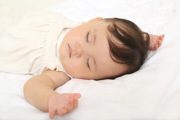 新生児の寝姿顔のクローズアップ
