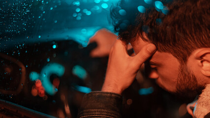 joven distraído por los problemas al volante