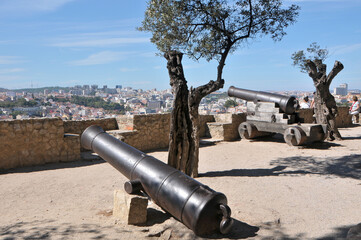 Cañones en el mirador del castillo de San Jorge en el centro histórico de Lisboa, Portugal