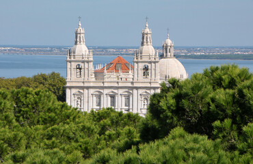 Fototapeta na wymiar Iglesia de de San Vicente de Fora vista desde el castillo de San Jorge en la ciudad de Lisboa, Portugal
