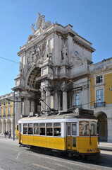 Fototapeta na wymiar Tranvía y Arco de la Rua Augusta en la ciudad de Lisboa, Portugal