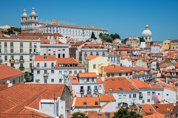 Fototapeta na wymiar Vista del barrio de Alfama desde el centro histórico de Lisboa, Portugal