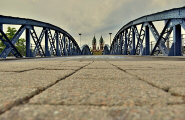 Blaue Brücke und Herz-Jesu-Kirche in Freiburg