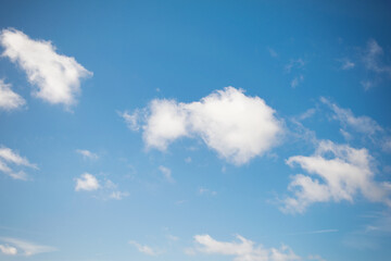 Naklejka na ściany i meble Ciel bleu avec nuage blanc comme de la ouate