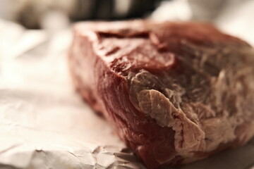 Nahaufnahme Stück Fleisch auf einem Küchentisch