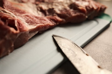 Rohes Schweinefleisch mit einem Messer
