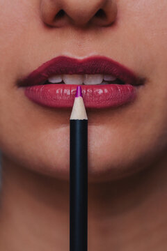 hermosos labios de una mujer latina con un color  negro reposado sobre estos.