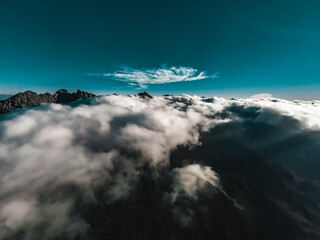 Górskie szczyty za chmurami z lotu ptaka