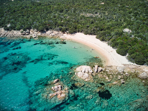 Veduta aerea della con le sue calette di sabbia bianca, un mare color smeraldo e la sua vegetazione selvaggia, Sardegna