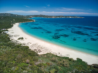 La bellissima Spiaggia di Liscia Ruia, mare color smeraldo , vegetazione e natura selvaggia, Sardegna