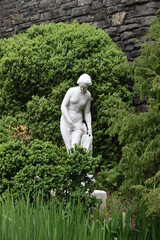 Statue of a beautiful woman about to bathe