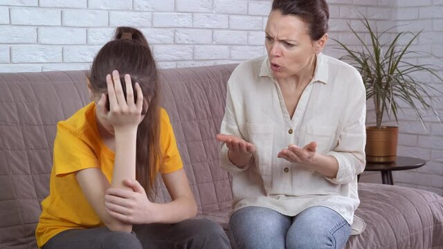 Scold a teenager. The mother tries to talk to her teenage daughter, but the daughter does not make contact.