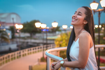 mujer, joven, hermoso, alegre, gente, retrato, beldad, sonrisa, verano, ciudad, persona, señora, moda, modelo urbana, al aire libre, blanco, cuca, cabello, morena, calle, estilo de vida, cubana