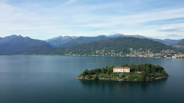 L'&icirc;le Isola Madre (Isola Maggiore) dans les &Icirc;les Borrom&eacute;es sur le lac Majeur et la ville de Verbano dans le Pi&eacute;mont, en Italie, en drone et &agrave; l'&eacute;t&eacute; lors d'une journ&eacute;e sous le Soleil.