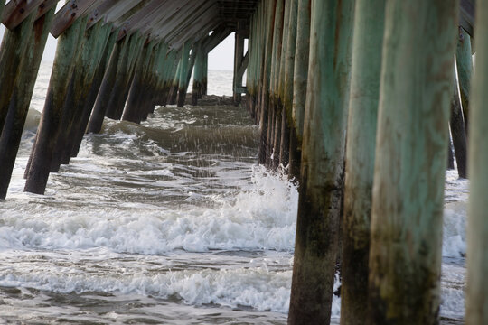 Fototapeta Ocean waves on a wooden pier