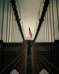 Puente Brooklyn bridge con bandera de estados unidos
