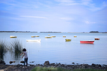 Fototapeta na wymiar laguna playa costa chicos paisaje barcas sol 