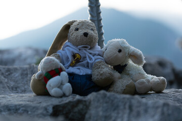 Stofftiere am Berg