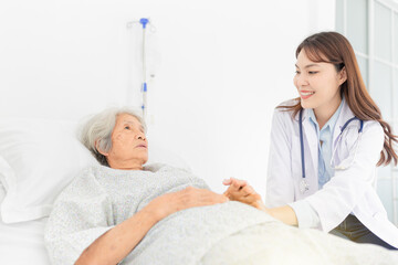 Obraz premium close up patient, doctor screening old asian patient, elderly health check up , they talk about symptoms together, doctor holding hand of patient, palliative care