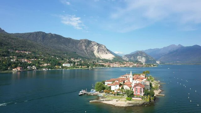 L'&icirc;le des p&ecirc;cheurs (Isola dei Pescatori ou Isola Superiore) et la ville de Stresa dans les &Icirc;les Borrom&eacute;es sur le lac Majeur dans le Pi&eacute;mont, en Italie, en drone et &agrave; l'&eacute;t&eacute; lors d'une journ&eacute;e sous le S