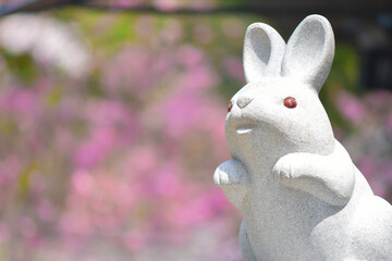 日本・神社・駒兎・神社にある石で作られたうさぎ・