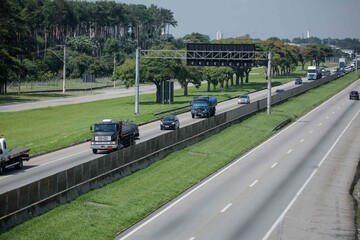 Movimento de carros na Dutra.