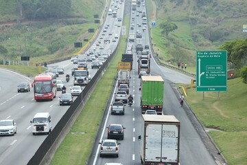 Véspera de feriado com grande Movimento na Dutra Km 142, Rodovia Presidente Dutra em São José...