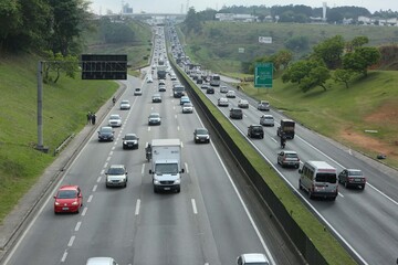 Véspera de feriado com grande Movimento na Dutra Km 142, Rodovia Presidente Dutra em São José dos Campos, SP.