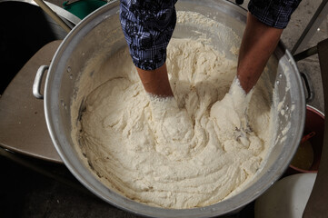 amasando masa de maiz para tamales 