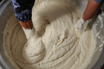 amasando masa de maiz para tamales 