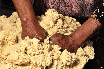 amasando masa de maiz para tamales 