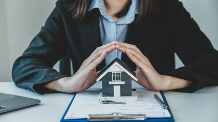 Hand a real estate agent, prevent the home model and explain the business contract, rent, buy,...