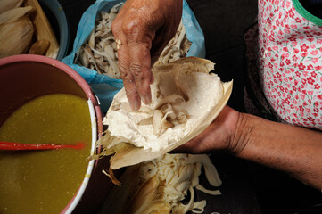 hechura de tamales de carne de puerco con verdolagas quesillo salsa verde