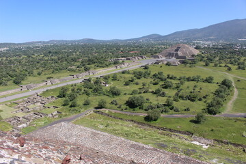 Fototapeta na wymiar メキシコ、ティオワカン(Mexico,Teotihuacan)世界遺産、太陽と月のピラミッド(Pyramid of the Sun and Moon)、神殿、ピラミッド上から、死者の大通り