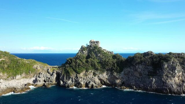 La tour du Capo di Conca sur la c&ocirc;te amalfitaine au bord de la mer tyrrh&eacute;nienne en Europe, en Italie, en Campanie, dans la province de Salerne