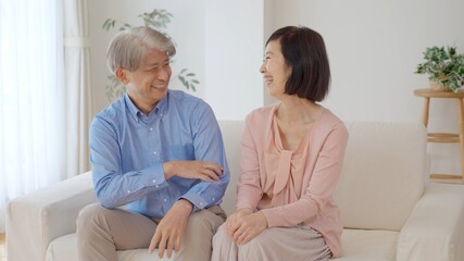 Obraz premium リビングで雑談をするミドル夫婦