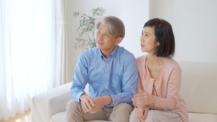 リビングで映画を鑑賞するミドル夫婦