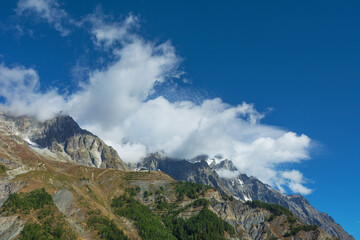 Obraz na płótnie Canvas Beautiful scenery of alpine mountains from the Italian town of Courmayeur
